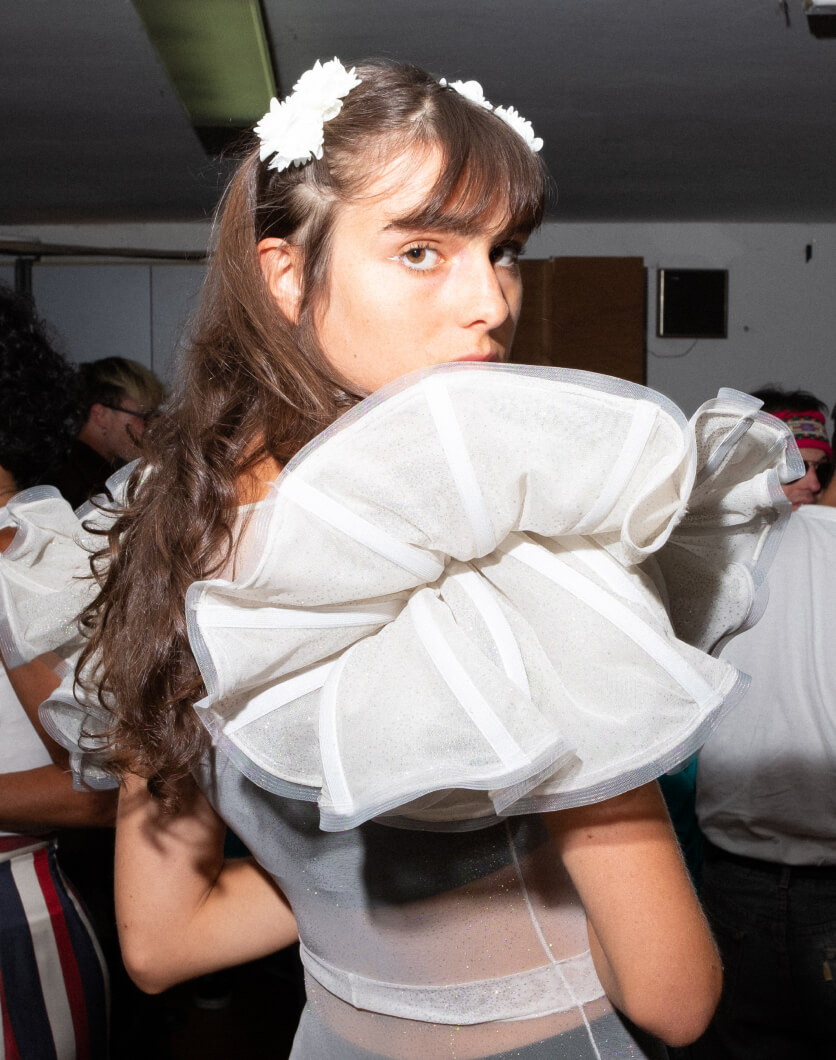 Ragazza in abito bianco